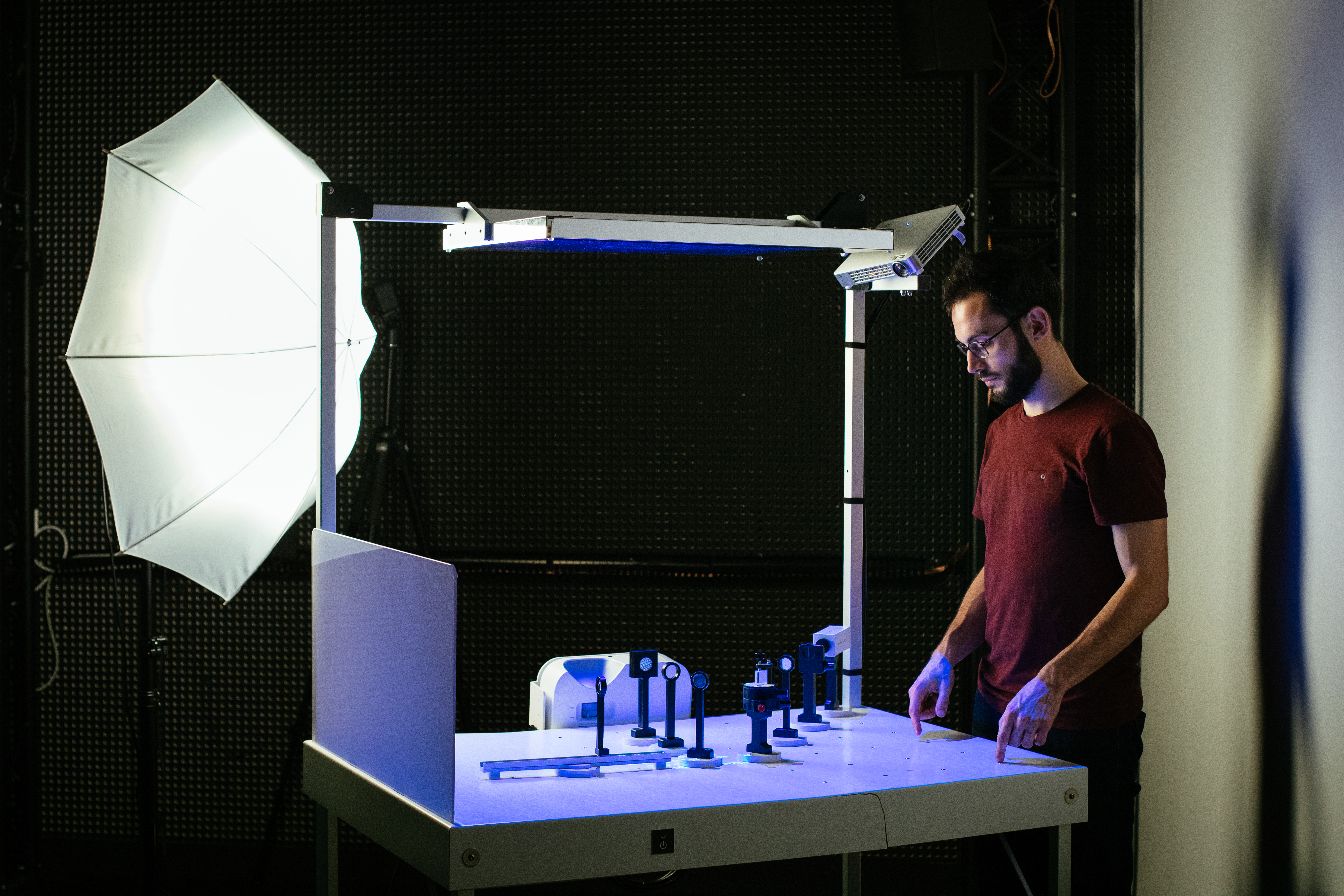 HOBIT - Hybrid Optical Bench for Innovative Teaching