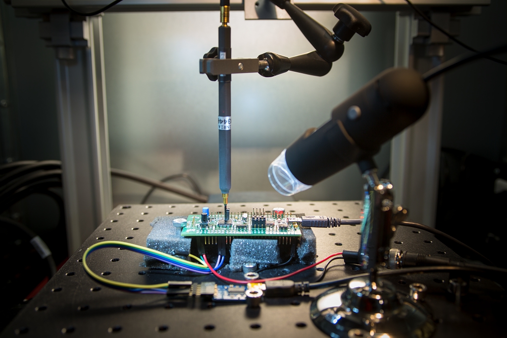 Écoute et injection d’ondes électromagnétiques dans la cage de Faraday : plateforme d’injection EM (Faustine), et oscilloscope sur un générateur de signaux. 