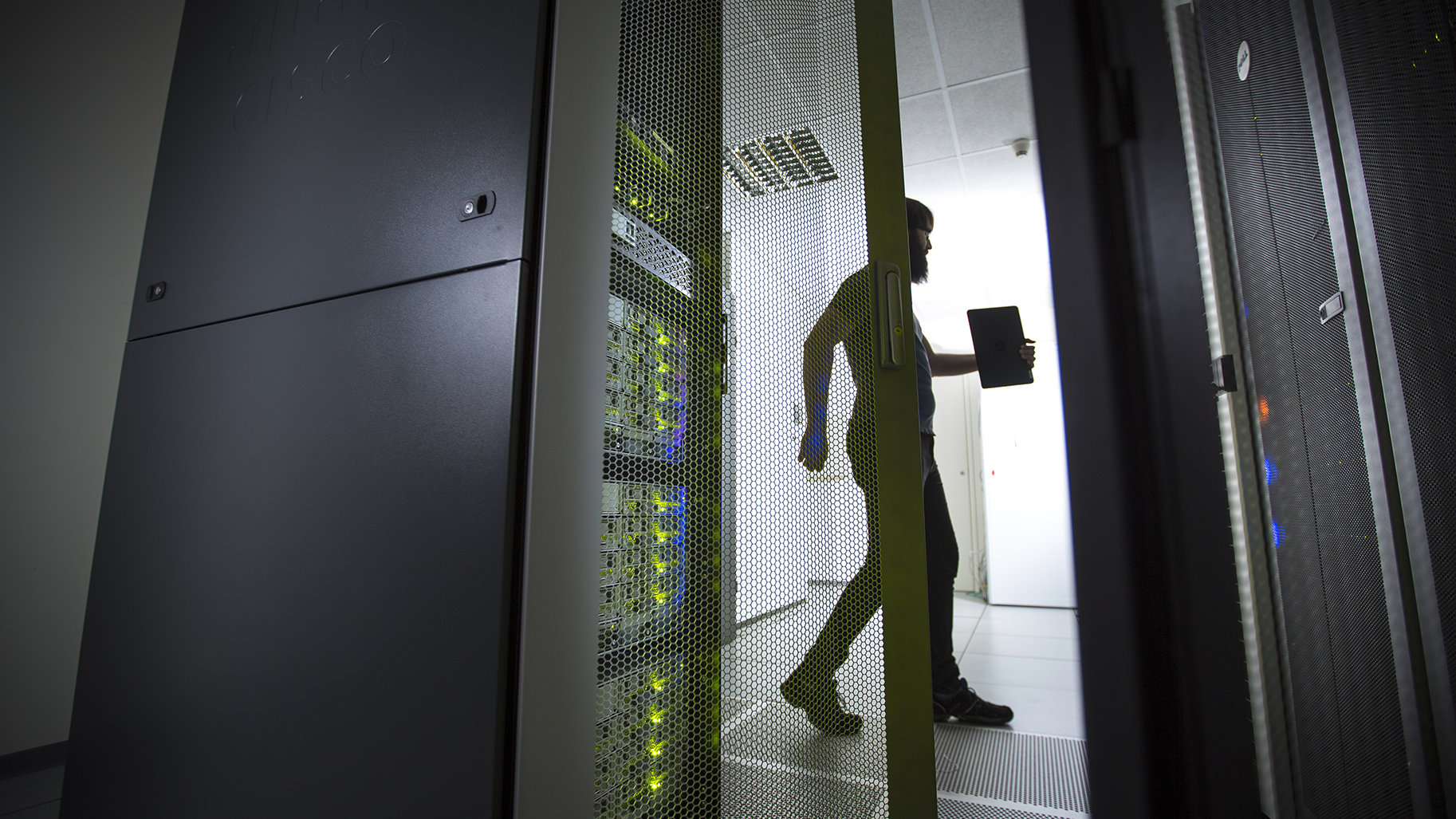 Homme dans un data center 