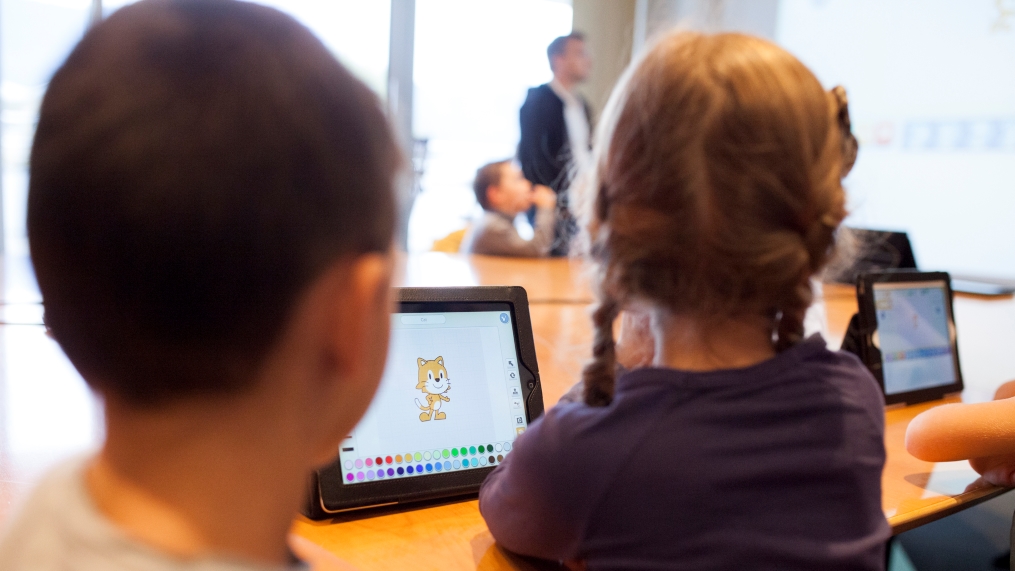 Enfants utilisant une tablette tactile