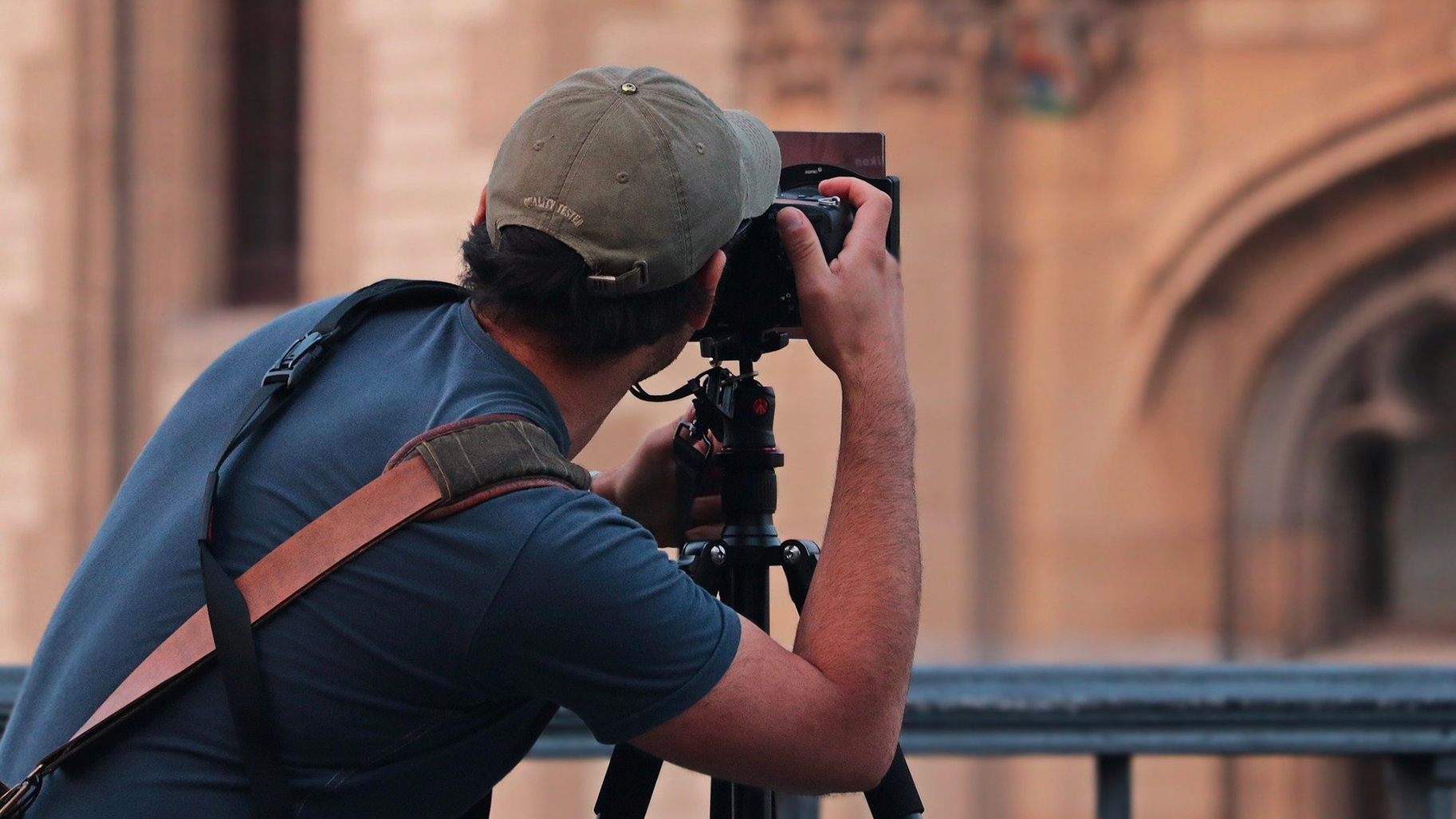 Un photographe qui prend en photo un monument 