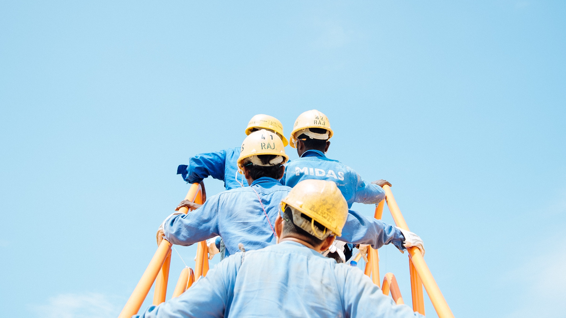 Techniciens montant un échafaudage