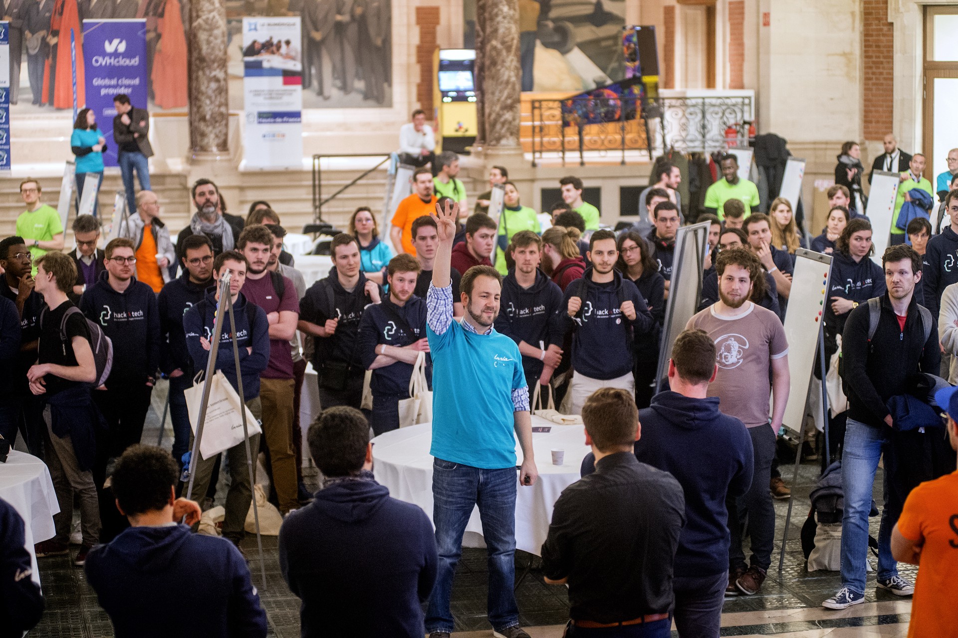 foule pendant le hackatech