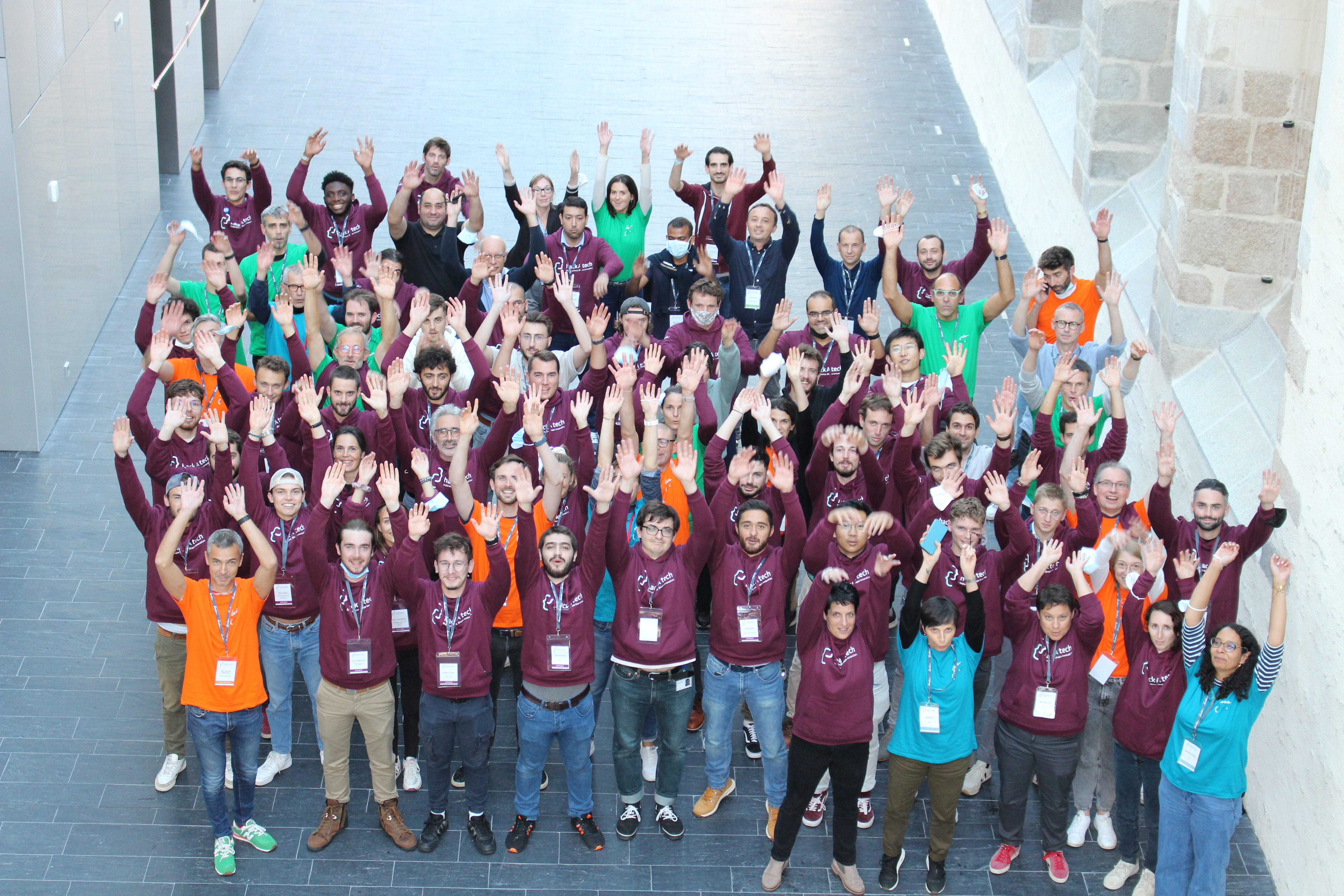 photo de groupe de tous les participants du hackAtech