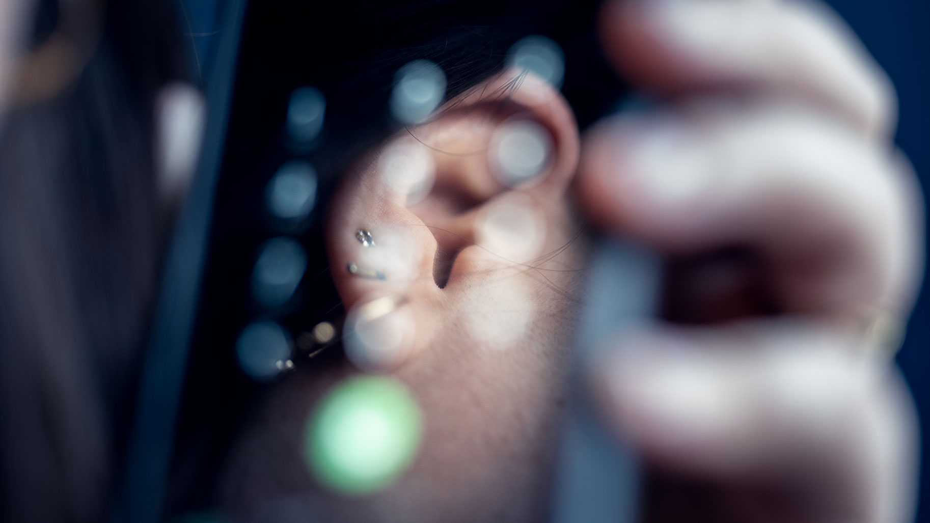 Photo floue oreille de Laurie Barbarin avec reflet