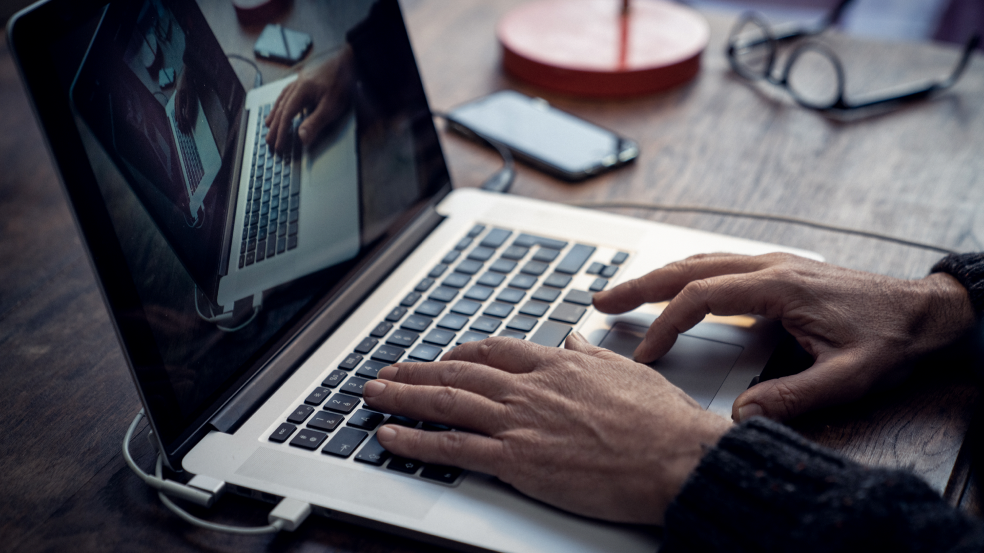 Mains sur un clavier d'ordinateur