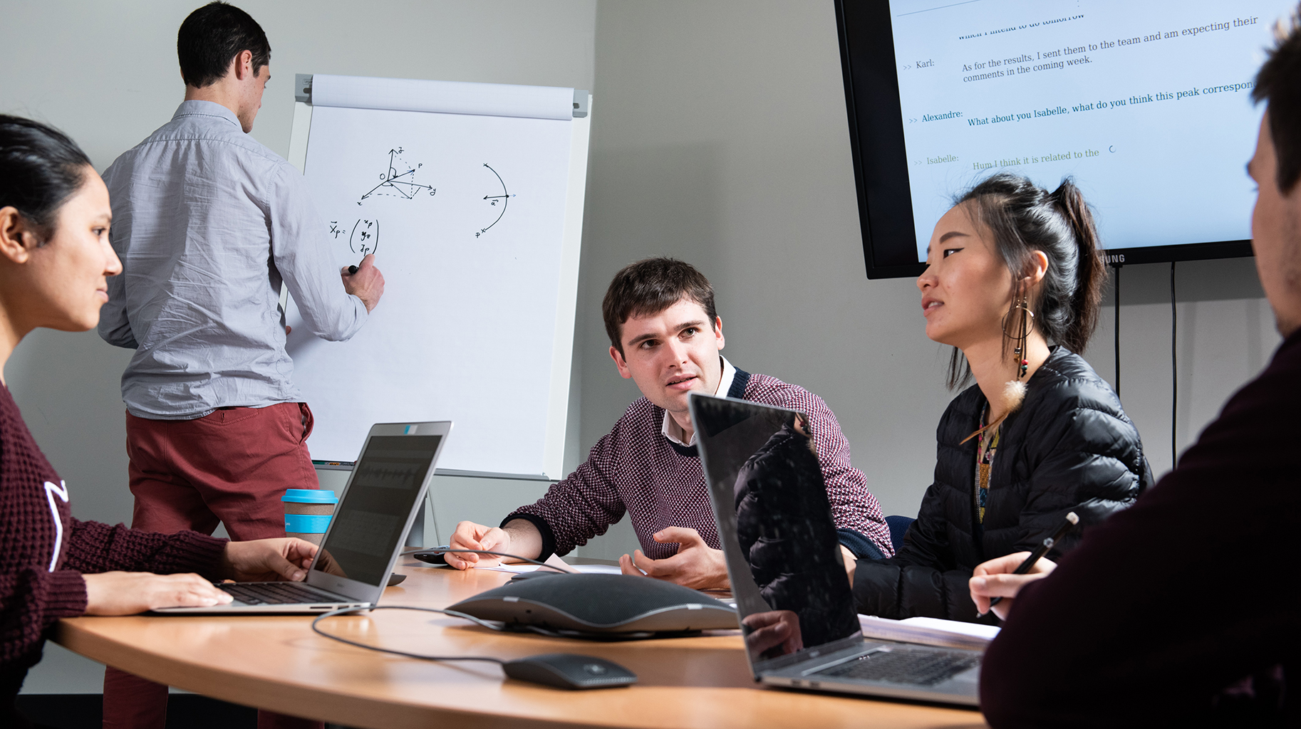 Plusieurs participants à une transcription automatique autour d'une table