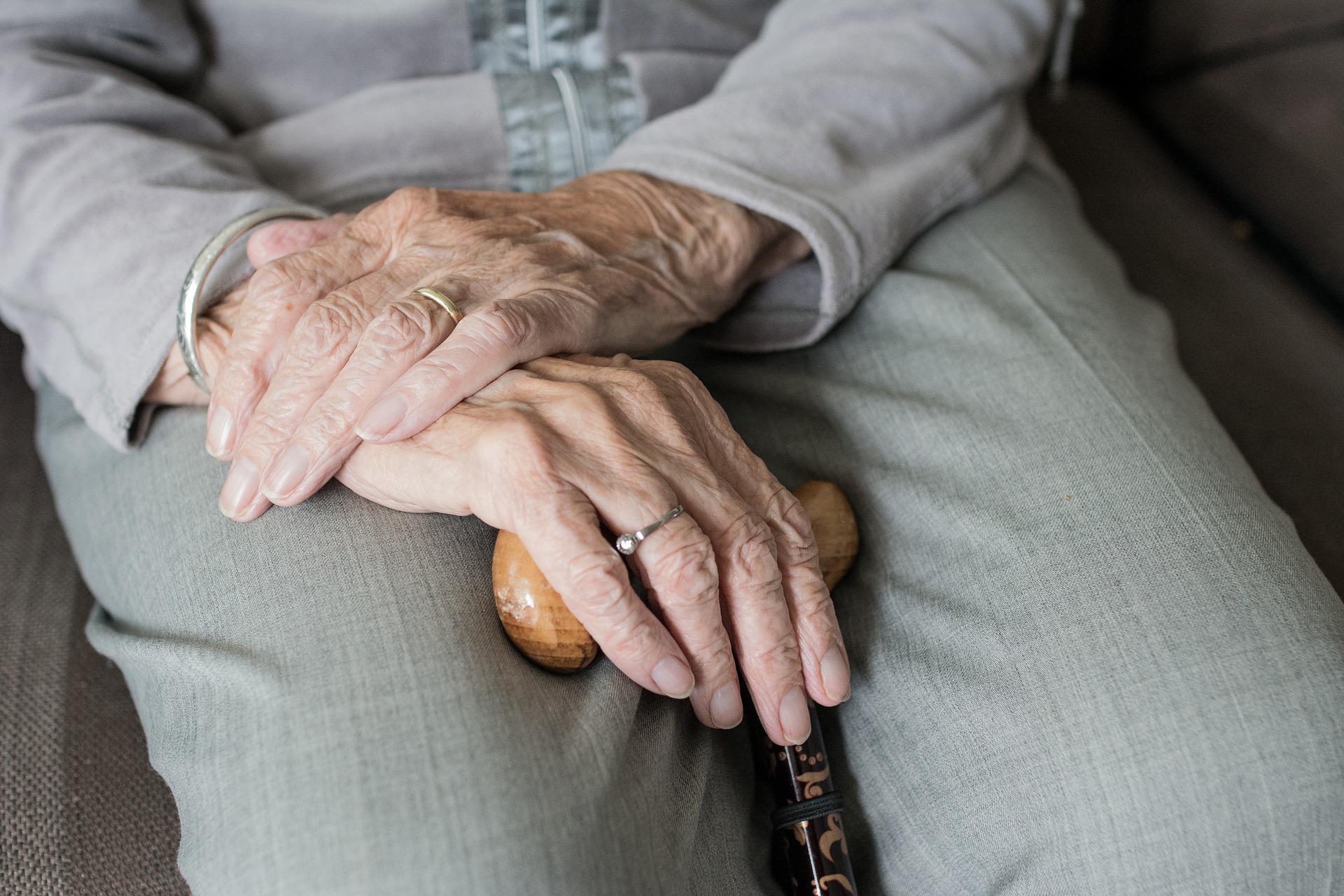 Photographie des mains d'une personne agée