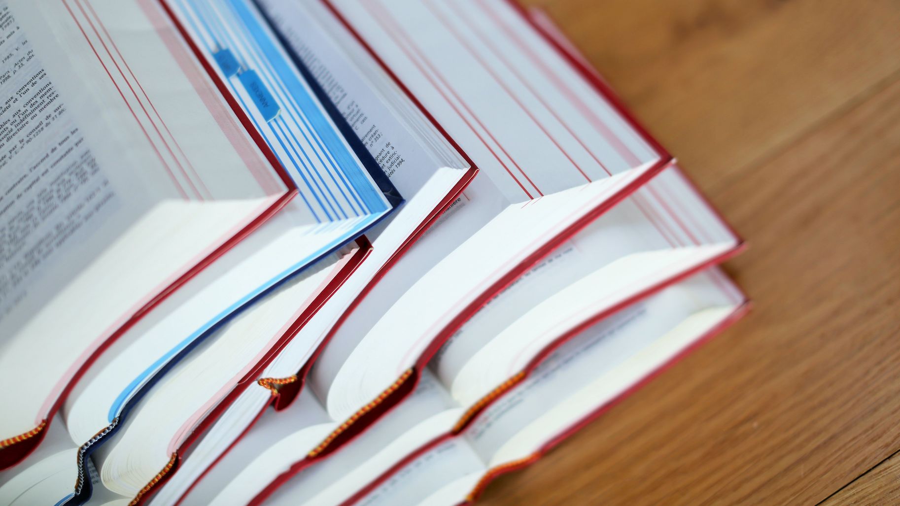 Pile de livres ouverts