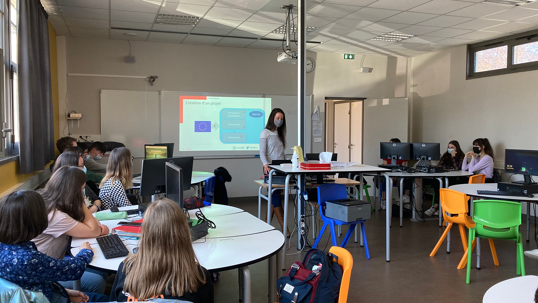 Photo d'une présentation chiche devant une classe de seconde