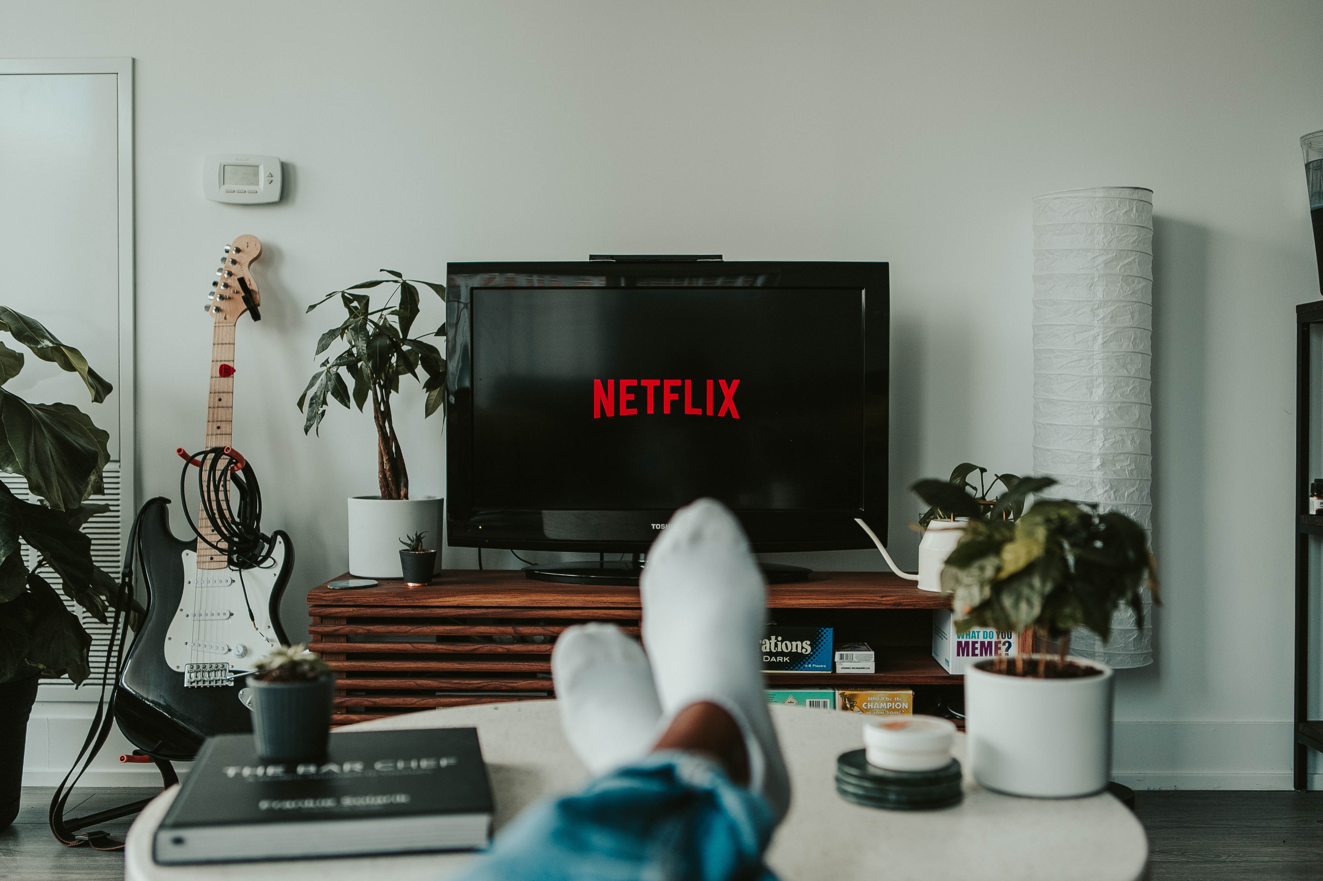 Photographie d'un internaute qui regarde une série Netflix