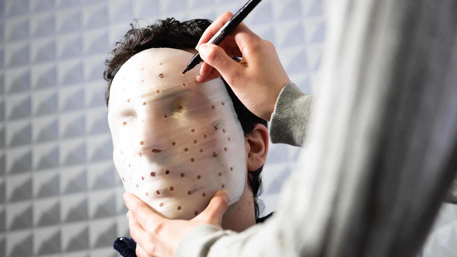 Pose des marqueurs au stylo sur un masque de visage imprimé en 3D