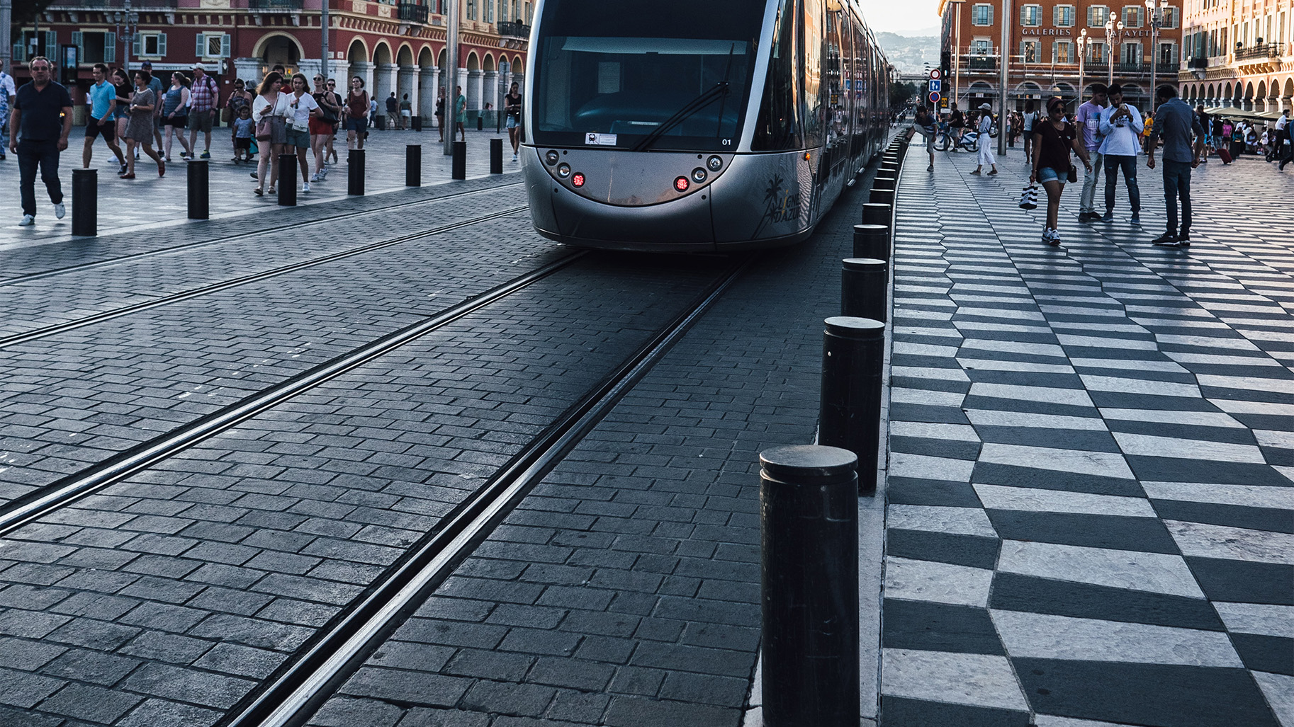 Rails de tramway enfouis partiellement dans le sol