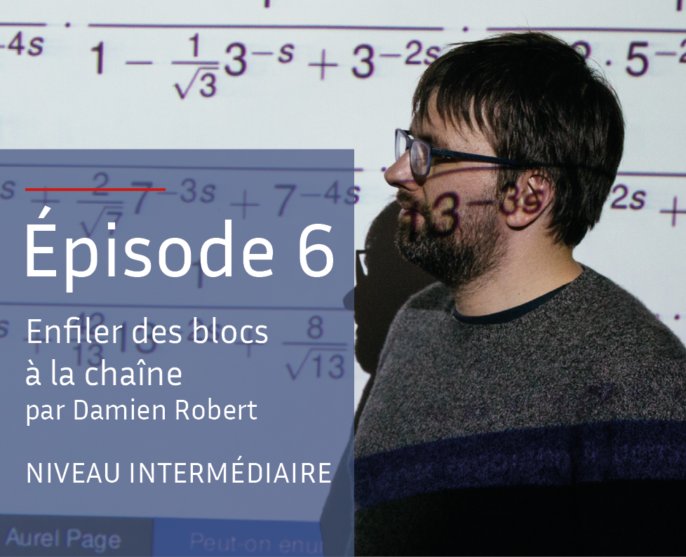 Damien Robert devant un tableau sur lequel des formules mathématiques sont projetées