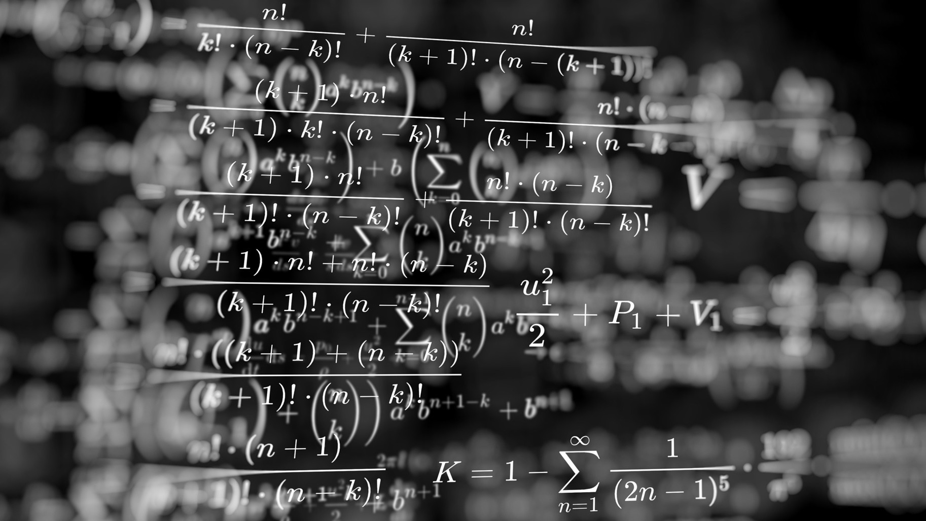 Formules mathématiques écrites sur un tableau