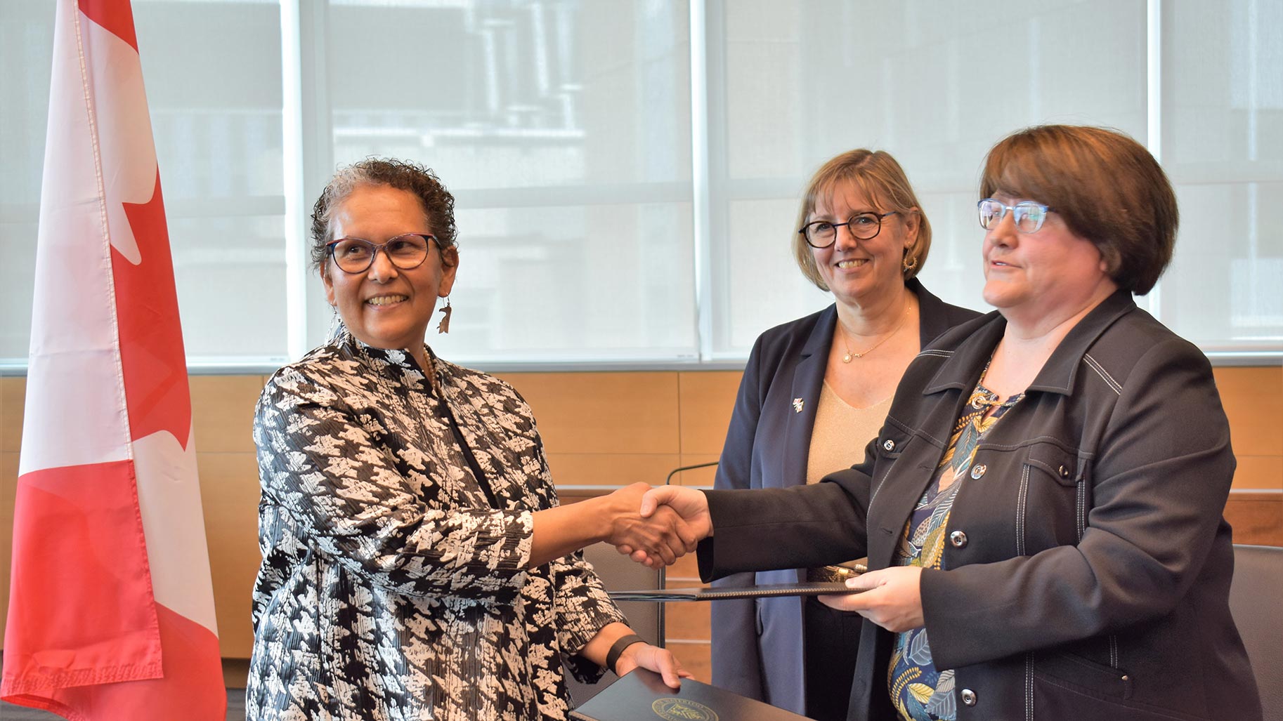 Signature accord entre Charmaine Dean, Sylvie Retailleau et Cécile Vigouroux