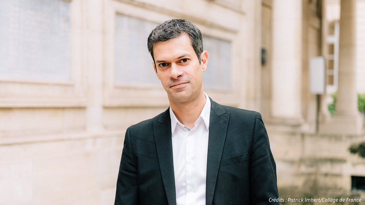 Portrait de Benoît Sagot dans la cour du Collège de France.