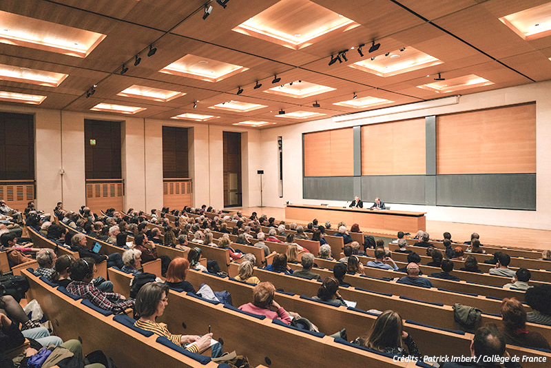 Photo de l'amphithéâtre Marguerite de Navarre au Collège de France.