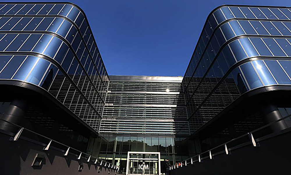 Photo extérieure de l'entrée de l'institut du cerveau.