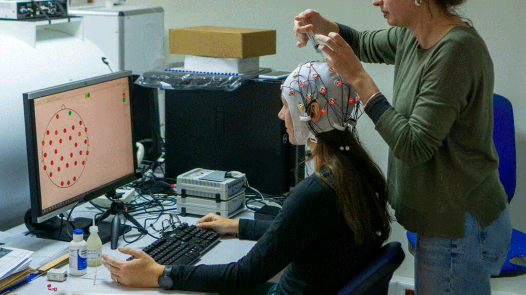 expérimentation avec un casque à électro-encéphalographique (EEG) pour mesurer les ondes cérébrales et notamment le neurofeedback_imagerie cérébrale_EMPENN