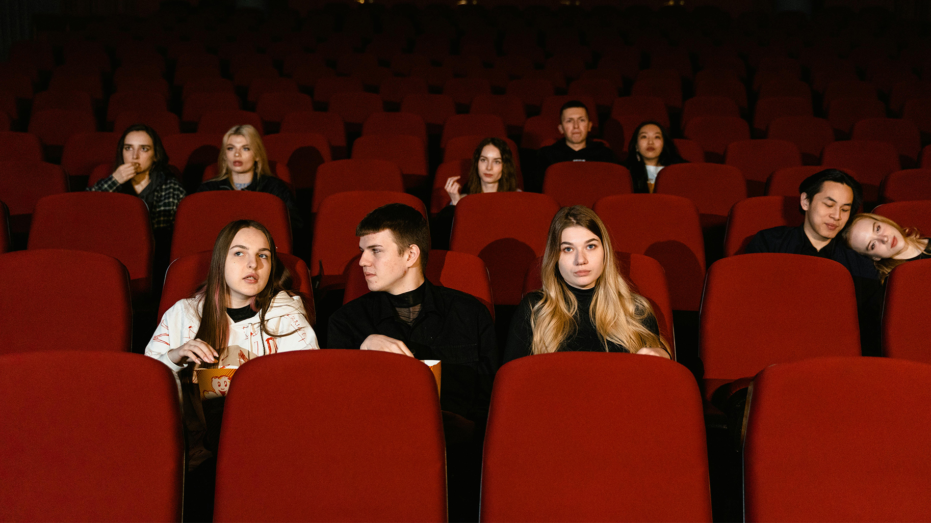 Personnes qui regardent un film dans une salle de cinéma