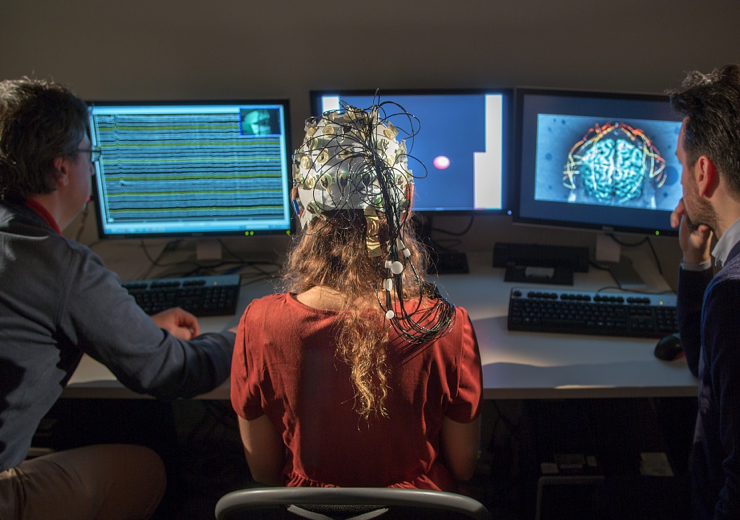 Expérience où une femme porte un casque d’électroencéphalographie