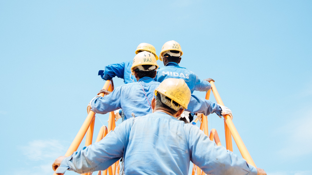 Techniciens montant un échafaudage