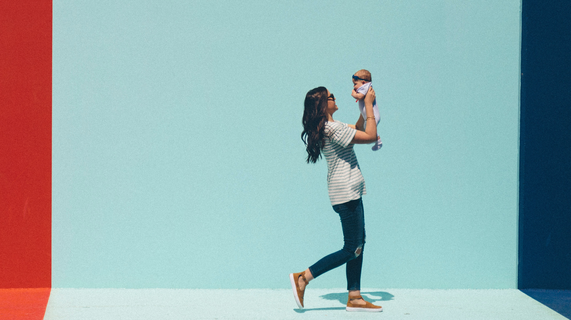 Femme portant son bébé dans les bras