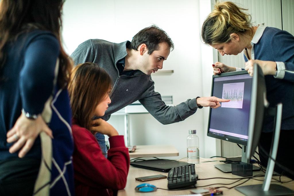 Personnes travaillant devant un écran